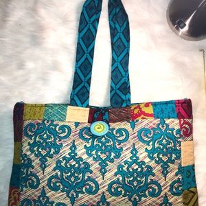 African prints carry bag with beautiful colors.